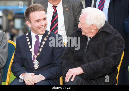 Belfast,UK,l'Europa. Xxi Aprile 2016. Il vice Sindaco Assessore Guy Spence con Austin Henderson che condivide il suo compleanno con la regina nella celebrazione di Sua Maestà la regina il novantesimo compleanno un faro è stata accesa nel Parco del Municipio di Belfast Credit: Bonzo Alamy/Live News Foto Stock