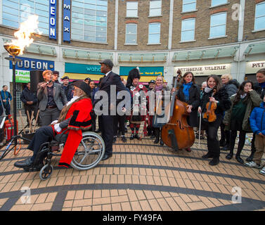 Il torneo di Wimbledon, Londra, Regno Unito. Xxi Aprile 2016. Il faro rotante è acceso sulla Piazza a Wimbledon centro città alle ore 19.30 nel sobborgo di Londra come parte della international beacon evento illuminazione per celebrare la regina il novantesimo compleanno. Credito: Malcolm Park editoriale/Alamy Live News. Foto Stock