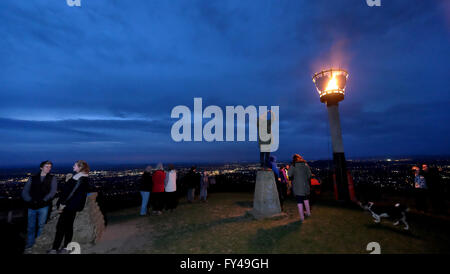 Queen's novantesimo compleanno luci girofaro sul Robinswood Hill, Gloucester, Gloucestershire, UK XXI Aprile 2016. Un beacon è stata accesa sul Robinswood Hill Country Park, come parte della regina della festa di compleanno. La gente del luogo uniti consiglio dignitari e cantato "Buon compleanno e l'inno nazionale. Credito: Gavin Crilly/Alamy Live News Foto Stock