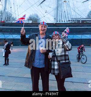 Greenwich, Londra, 21 aprile 2016. Il Royal Borough of Greenwich celebra la Queen's novantesimo compleanno al Cutty Sark Gardens con royal-intrattenimento a tema e musica da bande locali, la partecipazione di mare e l'esercito di cadetti e un discorso del Sindaco di Greenwich, Consigliere Norman Adams. Credito: Imageplotter News e sport/Alamy Live News Foto Stock