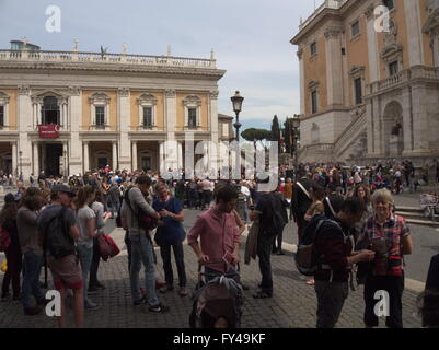 Roma, Italia, XXI Aprile 2016. La gente si riunisce in Campidoglio per festeggiare il compleanno di Roma. Numerosi i concerti si sono tenuti nelle piazze del centro della città Credit: Davide Vadala/Alamy Live News Foto Stock