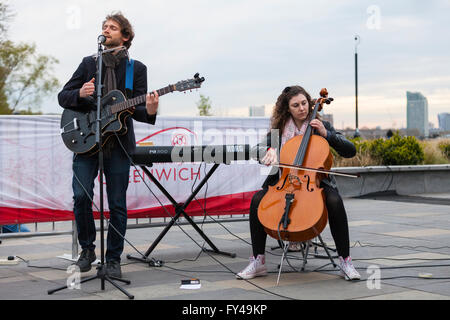 Greenwich, Londra, 21 aprile 2016. Il cantante Markus Michelucci dalla band Sound rifugio intrattiene la folla. Il Royal Borough of Greenwich celebra la Queen's novantesimo compleanno al Cutty Sark Gardens con royal-intrattenimento a tema e musica da bande locali, la partecipazione di mare e l'esercito di cadetti e un discorso del Sindaco di Greenwich, Consigliere Norman Adams. Credito: Imageplotter News e sport/Alamy Live News Foto Stock