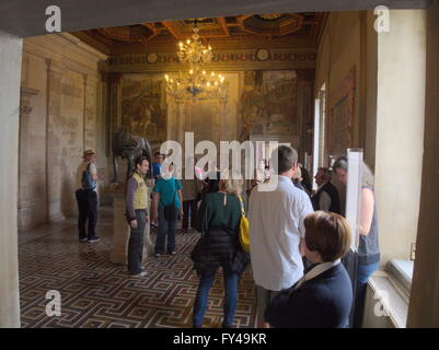 Roma, Italia, XXI Aprile 2016. I visitatori osservano il lupo mitologico di Roma ha montrato all'interno del Museo Capitolino. Il biglietto di ingresso a tutti i musei civici è stata revocata in occasione del compleanno di Rom Credit: Davide Vadala/Alamy Live News Foto Stock