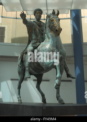 Roma, Italia, XXI Aprile 2016. Roma, Italia, XXI Aprile 2016. L'originale della statua equestre di Marco Aurelio in piedi la Capitolin Square è presentato all'interno del Museo Capitolino. Il biglietto di ingresso a tutti i musei civici è stata revocata in occasione del compleanno di Rom Credit: Davide Vadala/Alamy Live News Foto Stock