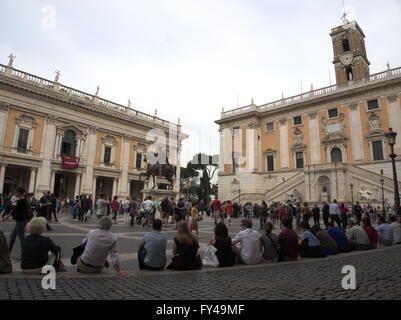 Roma, Italia, XXI Aprile 2016. La gente si riunisce in Campidoglio per festeggiare il compleanno di Roma. Numerosi i concerti si sono tenuti nelle piazze del centro della città Credit: Davide Vadala/Alamy Live News Foto Stock