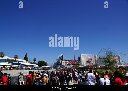 SANTA CLARA - 29 Marzo: la gente camminare attraverso il parcheggio a arena prima di iniziare la vetrina dei immortali, Wrestlemania 31, alla Levi's Stadium di Santa Clara, California, 29 marzo 2015. Foto Stock