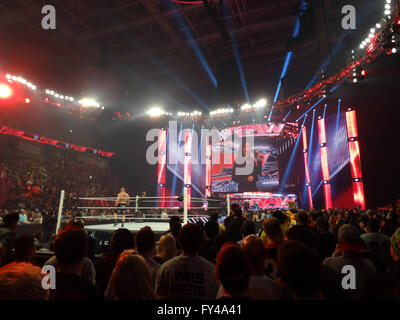 SAN JOSE - MARZO 30: La Bestia Brock Lesnar sorge nell'anello pronto per entrare in azione con Stephanie McMahon sullo schermo tenendo il microfono durante il live taping di WWE lunedì notte materie presso il centro di SAP in San Jose, la California il 30 marzo 2015. Foto Stock