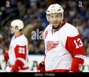 Tampa, Florida, Stati Uniti d'America. Xxi Aprile, 2016. DIRK SHADD | Orari .ali rosse di Detroit center Pavel Datsyuk (13) sul ghiaccio contro il Tampa Bay Lightning durante il primo periodo di azione di gioco cinque degli spareggi della tazza di Stanley a Amalie Arena a Tampa il giovedì (04/21/16) © Dirk Shadd/Tampa Bay volte/ZUMA filo/Alamy Live News Foto Stock