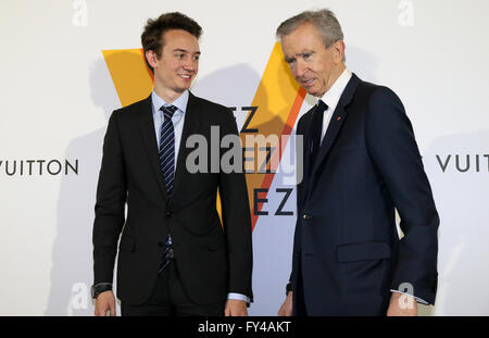 Tokyo, Giappone. Xxi Aprile, 2016. Il francese marchio di lusso del gruppo LVMH chairman e CEO Bernard Arnault (R) sorrisi con suo figlio Antoine durante una chiamata di foto per la ricezione di Louis Vuitton la mostra d'arte a Tokyo il giovedì, 21 aprile 2016. Lusso francese barnd Luis Vuitton terrà la mostra 'Volez, Voguez, Voyagez' a Tokyo dal 23 aprile fino alla fine di giugno 19. Credito: Yoshio Tsunoda/AFLO/Alamy Live News Foto Stock