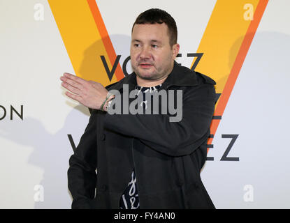 Tokyo, Giappone. Xxi Aprile, 2016. Louis Vuitton uomini direttore artistico Kim Jones Sorrisi durante una chiamata di foto per la ricezione di Louis Vuitton la mostra d'arte a Tokyo il giovedì, 21 aprile 2016. Lusso francese barnd Luis Vuitton terrà la mostra 'Volez, Voguez, Voyagez' a Tokyo dal 23 aprile fino alla fine di giugno 19. Credito: Yoshio Tsunoda/AFLO/Alamy Live News Foto Stock