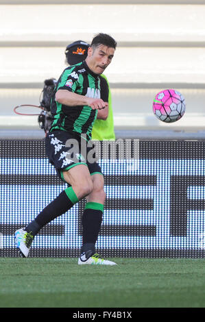 Reggio Emilia, Italia. Xx Apr, 2016. Federico Peluso Sassuolo il defender durante US Sassuolo Calcio vs Unione Calcio Sampdoria Serie A del campionato di calcio a Reggio Emilia Mapei Stadium. Giochi fine 0-0. © Massimo Morelli/Pacific Press/Alamy Live News Foto Stock