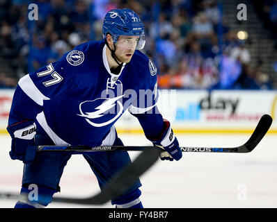 Tampa, Florida, Stati Uniti d'America. Xxi Aprile, 2016. DIRK SHADD | Orari .Tampa Bay Lightning defenceman Victor Hedman (77) sul ghiaccio prima di avviare la riproduzione riprende contro le ali rosse di Detroit durante il primo periodo di azione di gioco cinque degli spareggi della tazza di Stanley a Amalie Arena a Tampa il giovedì (04/21/16) © Dirk Shadd/Tampa Bay volte/ZUMA filo/Alamy Live News Foto Stock