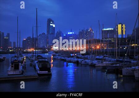 Qingdao, Qingdao, CHN. Xix Apr, 2016. Qingdao, Cina - 19 Aprile 2016: (solo uso editoriale. Cina OUT) Qingdao International Sailing Center è una barca a vela marina si trova sul vecchio sito del cantiere di Beihai da Qingdao Fushan della baia alla provincia di Shandong in Cina. Esso è stato costruito per i Giochi Olimpici di Pechino 2008. Ha ospitato i Giochi Olimpici e Paralimpici di competizioni a vela. Accesso dal Qingdao Villaggio Paralimpico al dock, le aree di lavoro, ecc. è stato fornito dai numerosi golf carts facendo innumerevoli turni diurni. Entrambe le estremità della zona di lavoro aveva 2 gru cadauno, che potrebbe sollevare grandi keelboats Foto Stock