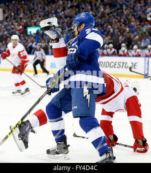 Tampa, Florida, Stati Uniti d'America. Xxi Aprile, 2016. DIRK SHADD | Orari .Tampa Bay Lightning ala destra Erik Condra (22) battaglie come ali rosse di Detroit gambe andare battenti durante il primo periodo di azione di gioco cinque degli spareggi della tazza di Stanley a Amalie Arena a Tampa il giovedì (04/21/16) Credito: Dirk Shadd/Tampa Bay volte/ZUMA filo/Alamy Live News Foto Stock