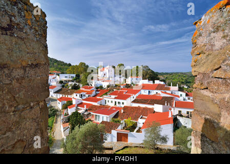 Il Portogallo, Algarve: vista dalle mura del castello di villaggio storico Alcoutim Foto Stock