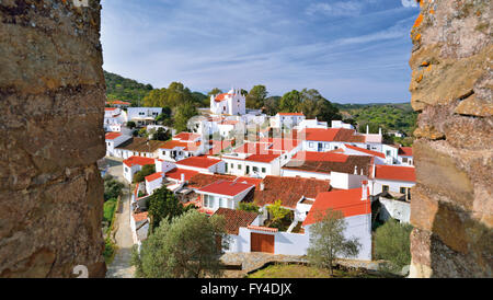 Il Portogallo, Algarve: vista dalle mura del castello di villaggio storico Alcoutim Foto Stock