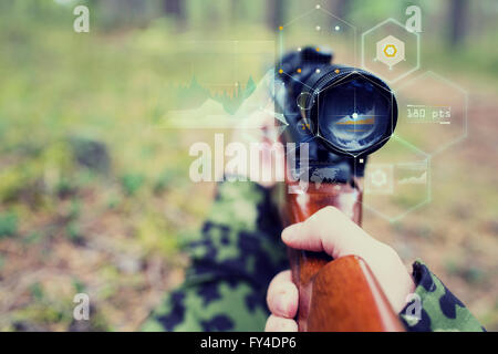 Close up di un soldato o un cecchino con la pistola nella foresta Foto Stock