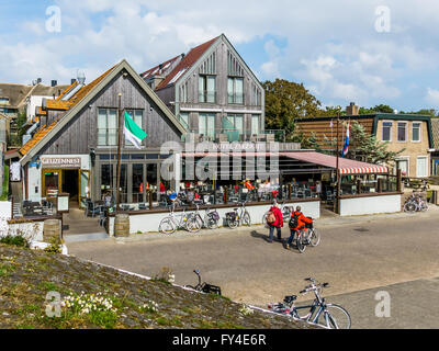 I turisti, biciclette e ristorante in albergo in città East-Vlieland sull'isola Frisone Vlieland, Waddensea, Friesland, Paesi Bassi Foto Stock