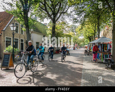 I turisti escursioni sulle biciclette nella strada principale di East-Vlieland su Vlieland Island in Waddensea, Friesland, Paesi Bassi Foto Stock