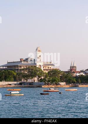 Stone Town a Zanzibar con la Casa delle Meraviglie visto dal traghetto da Dar es Salaam. Foto Stock