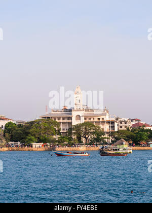 Stone Town a Zanzibar con la Casa delle Meraviglie visto dal traghetto da Dar es Salaam. Foto Stock
