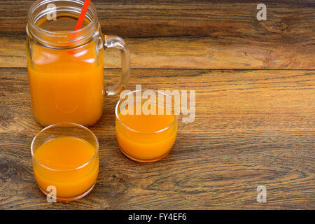 Cibo sano: zucca, succo di mela, arancio, multifruit. Foto Stock