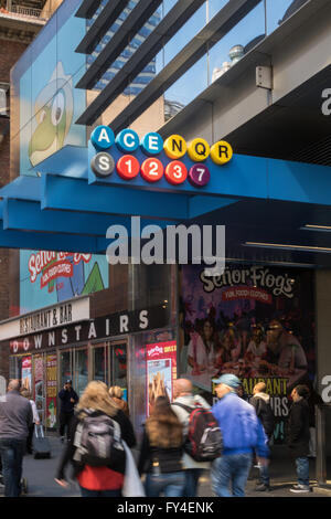 Ingresso della metropolitana sulla 42nd Street a 11 Times Square NYC, STATI UNITI D'AMERICA Foto Stock