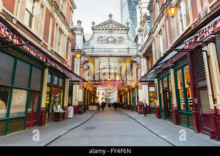 St George's Day bandiere e decorazioni al mercato Leadenhall, storici portici coperti nella City di Londra, Inghilterra Foto Stock