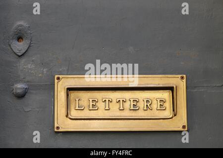 Dettagli di un vecchio italiano letter box sulla porta di legno in Italia Foto Stock