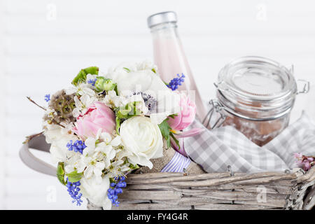 Bouquet di anemoni bianchi nel cestino da pic-nic Foto Stock