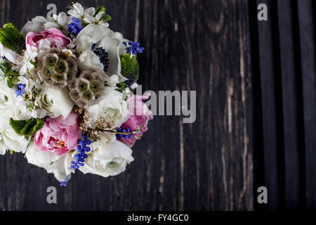 Bouquet di tulipani rosa, viola uva giacinti, bianco anemoni viola veronica e ranuncolo bianco con nastro su nero Foto Stock