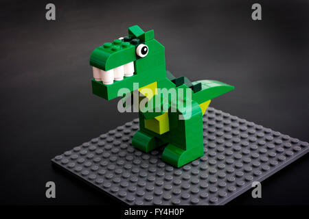 Tambov, Federazione Russa - Marzo 27, 2015 Lego dinosauro verde giocattolo Lego sulla piastra di base grigia. Sfondo nero. Studio shot. Foto Stock