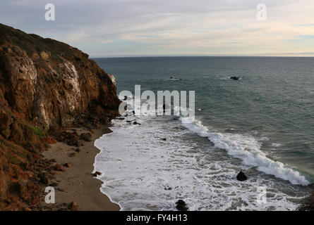 Spiaggia rocciosa e scogliere Point Dume membro park California Foto Stock