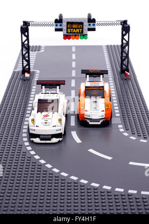 Tambov, Federazione Russa - Giugno 27, 2015: due Lego Porsche 911 GT auto da corsa di velocità Lego Champions Race di partenza. Studio shot. Foto Stock