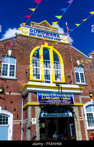 Il Gurdwara Sikh Guru Tegh Bahadar Sahib nel centro di Southampton è decorato per celebrare Vaisakhi, una grande celebrazione ho Foto Stock