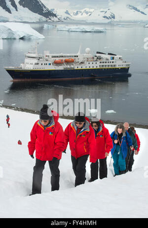 Gli ospiti sul National Geographic Explorer climbing Danco Island, Antartide Foto Stock