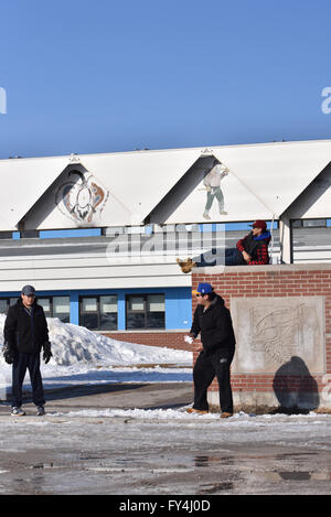 I giovani di fronte a scuola. Waskaganish, settentrionale della Baia di James Québec Canada Foto Stock