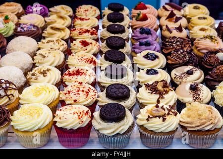 Display torta a Lola di stallo torta, Old Spitalfields mercato domenicale, Londra, Inghilterra Foto Stock