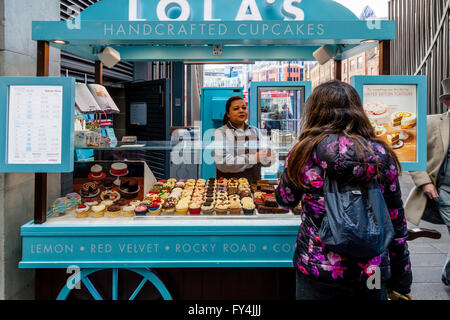 Lola's stallo torta, Old Spitalfields mercato domenicale, Londra, Inghilterra Foto Stock