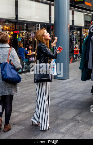 Una moda giovane donna in Old Spitalfields mercato domenicale, Londra, Inghilterra Foto Stock