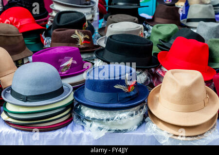 Un cappello stallo in Old Spitalfields mercato domenicale, Londra, Inghilterra Foto Stock