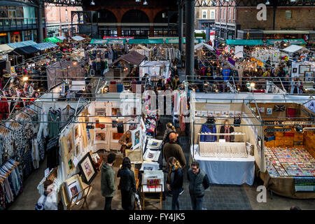 People Shopping in Old Spitalfields mercato domenicale, Londra, Inghilterra Foto Stock