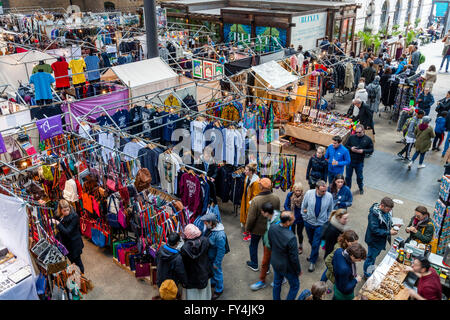 People Shopping in Old Spitalfields mercato domenicale, Londra, Inghilterra Foto Stock