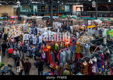 People Shopping in Old Spitalfields mercato domenicale, Londra, Inghilterra Foto Stock