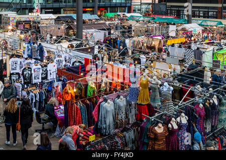 People Shopping in Old Spitalfields mercato domenicale, Londra, Inghilterra Foto Stock