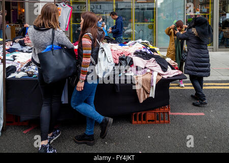 Le donne Lo Shopping in Petticoat Lane market, Londra, Inghilterra Foto Stock