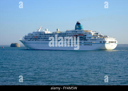 Nave da crociera mv amadea nel solent off southsea uscire da Portsmouth Inghilterra Regno Unito Foto Stock