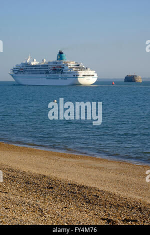 Nave da crociera mv amadea nel solent off southsea uscire da Portsmouth Inghilterra Regno Unito Foto Stock