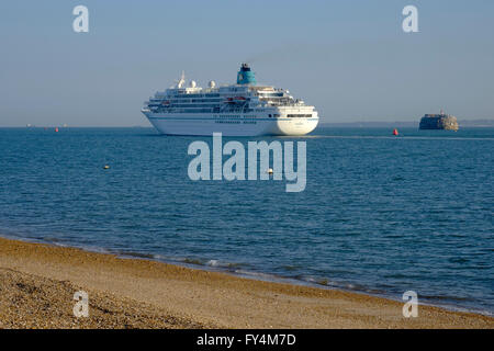 Nave da crociera mv amadea nel solent off southsea uscire da Portsmouth Inghilterra Regno Unito Foto Stock