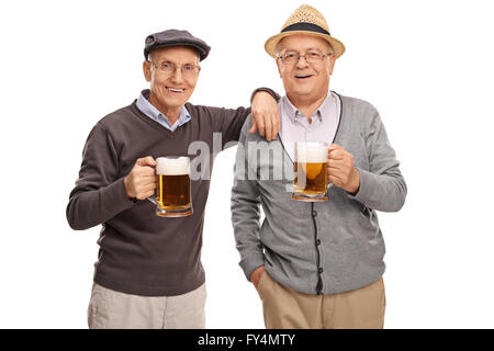 Studio shot di due vecchi amici in posa insieme e bere birra isolato su sfondo bianco Foto Stock